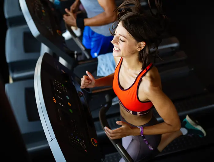 fit-group-of-people-exercising-on-a-treadmill-in-g-95G38G9.jpg