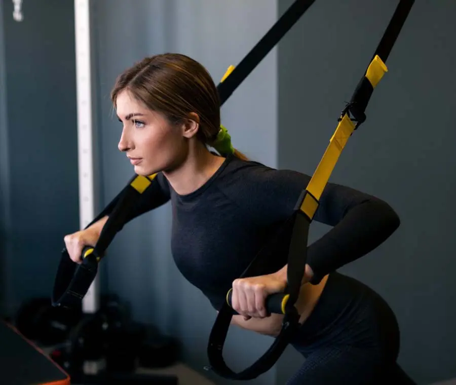 sport-woman-training-arms-on-trx-straps_t20_6Yp2Ov